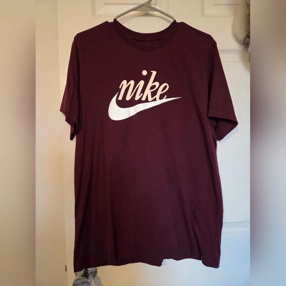 Nike Sportswear T-Shirt – Maroon (Large)